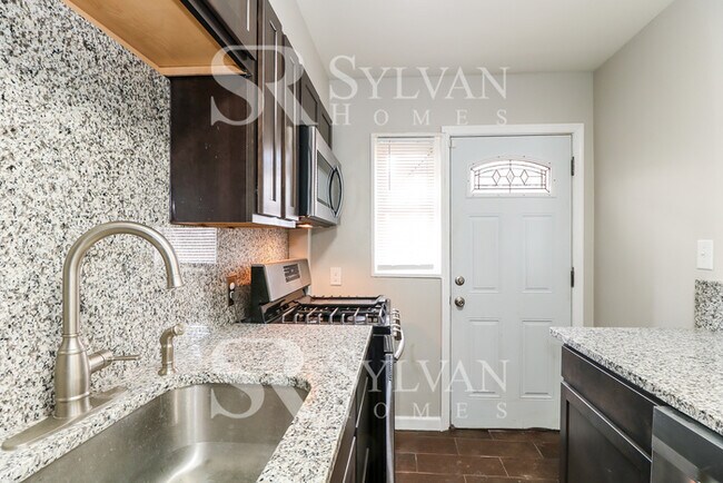 Building Photo - Remarkable Value. Unbeatable Location!