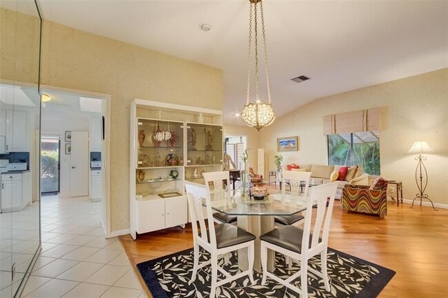 Building Photo - 5051 Pine Dr