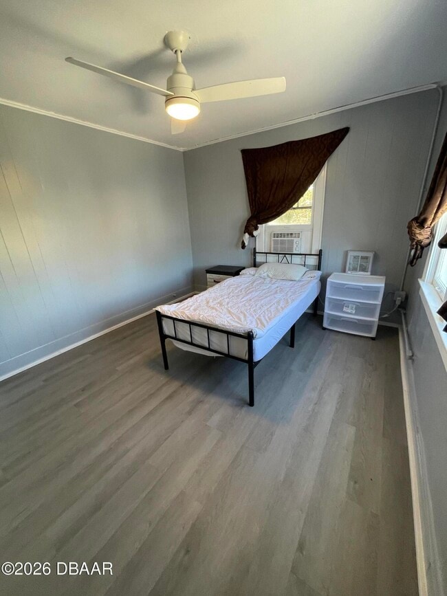 Building Photo - 411 N Oleander Ave