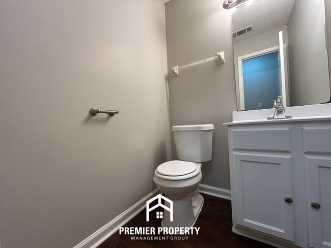 Building Photo - Cozy 3BR Home with Fireplace, Hardwood Floors & Fenced Yard in Memphis