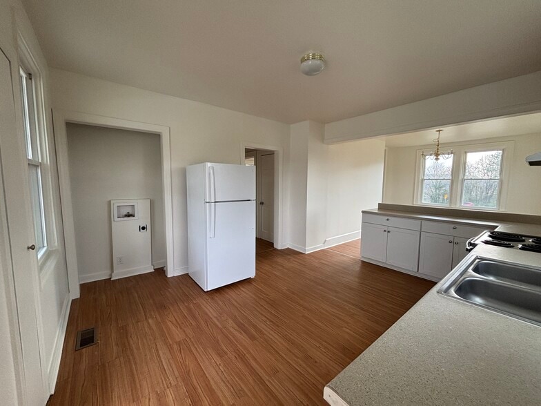 Stackable washer and dryer hookups - 9710 Chester Rd