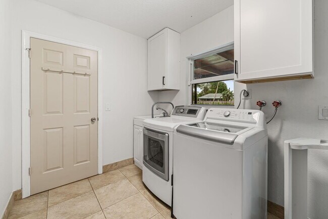 Building Photo - 12192 Branding Iron Ct
