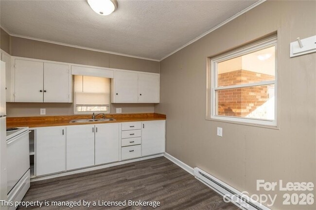 Building Photo - 213 Roslyn Rd