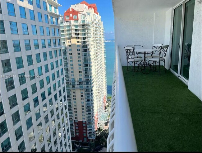 Building Photo - 1200 Brickell Bay Dr