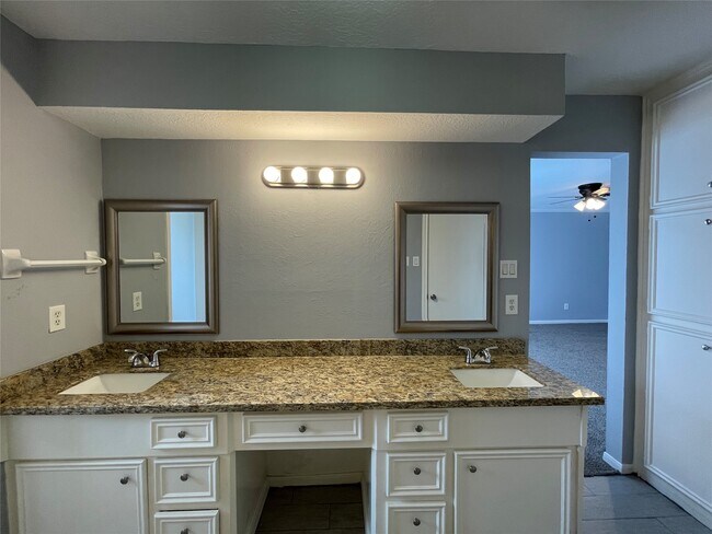 Building Photo - 7918 Midland Forest Dr