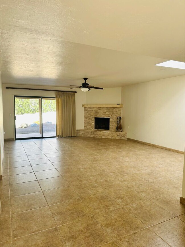 Building Photo - Townhome in Desirable Sunrise Presidio