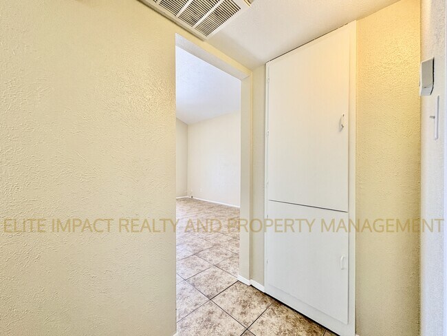 Building Photo - 1620 N Wilmot Rd