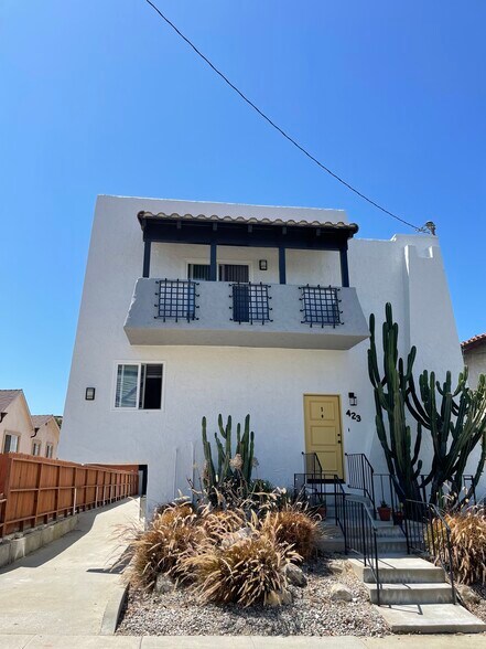 Building Photo - 423 N Elena Ave