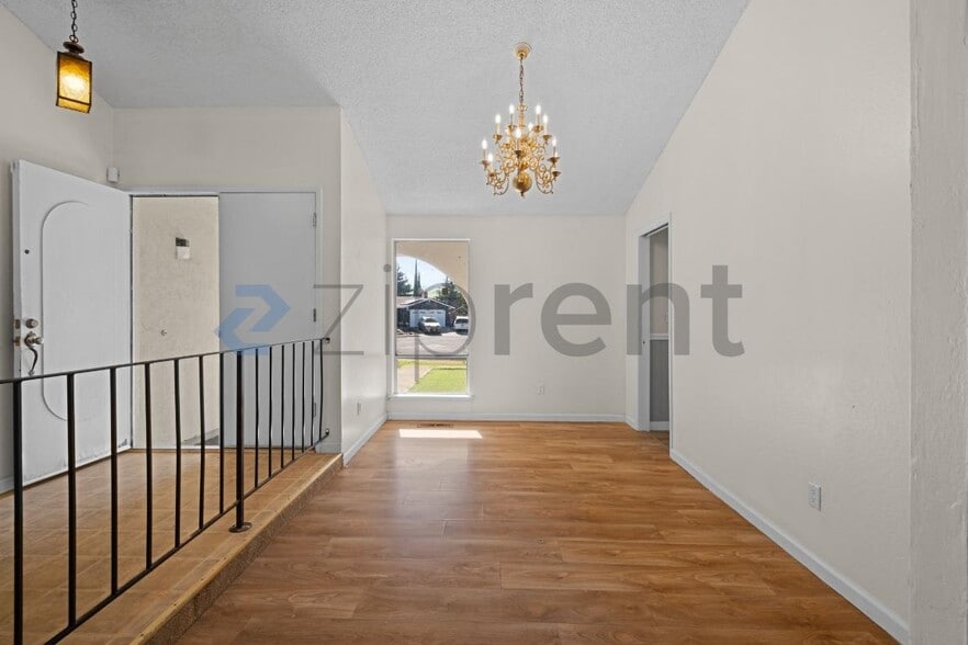 Building Photo - Unit