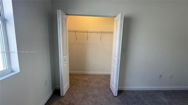 Building Photo - 1096 SE 2nd St