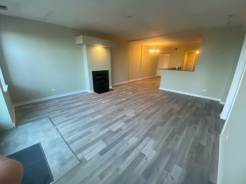 Building Photo - 3550 W Montrose Ave