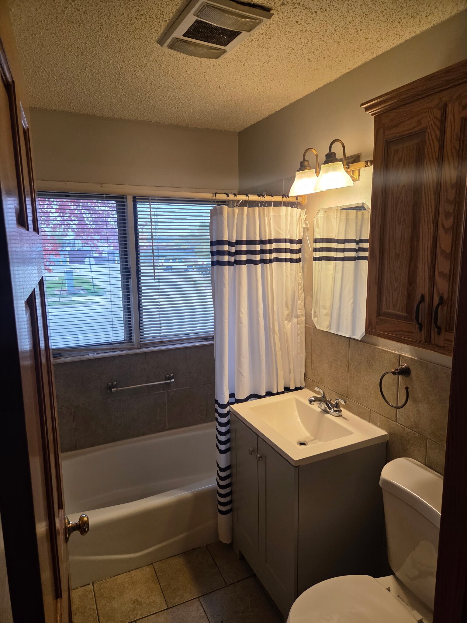 Building Photo - 4573 Main St NE