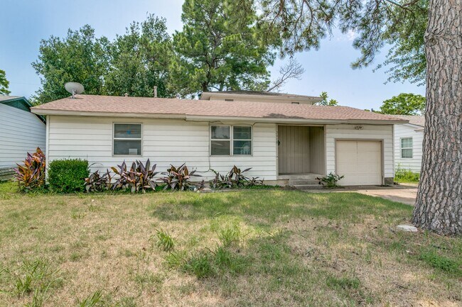 Building Photo - Renovated House in Irving • Great Location