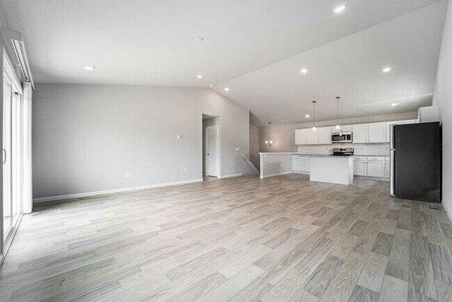 Building Photo - 4447 Pine Creek Dr