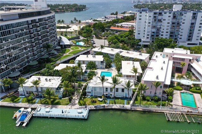 Building Photo - 6865 Bay Dr