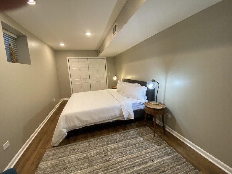 Building Photo - 913 W Belden Ave