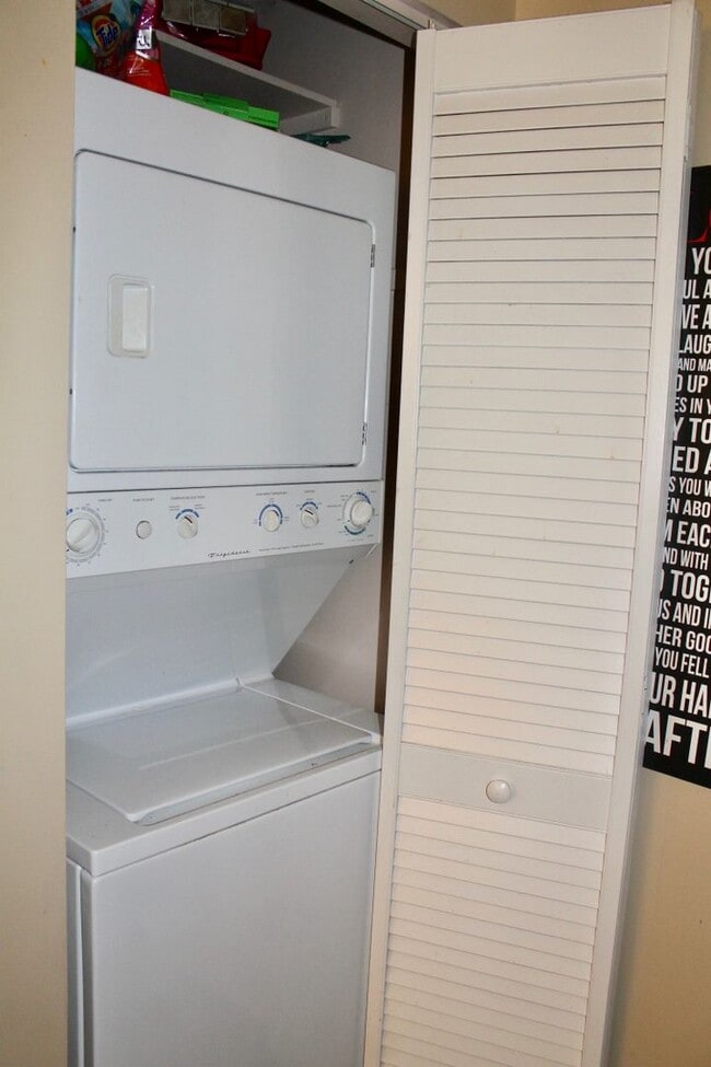 Building Photo - 2BD/ 2BA Condo with New Carpet & Community Pool!