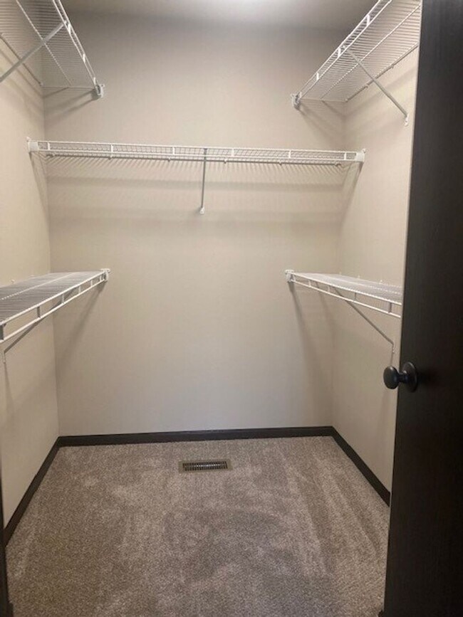 Building Photo - Modern 3 Bedroom Home with Garage & Fenced Yard for Rent!