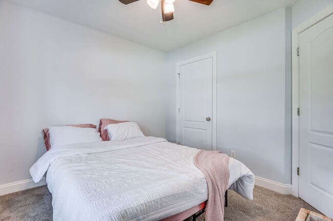 Building Photo - 202 Weeping Hollow Ct