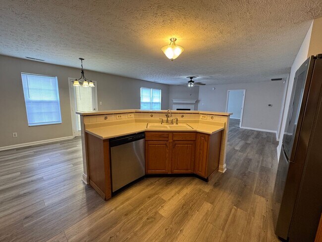 Building Photo - 684 Hummingbird Ln