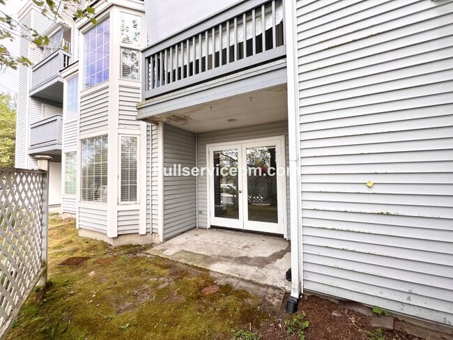 Building Photo - Stylish and Updated Newport Crest Condo