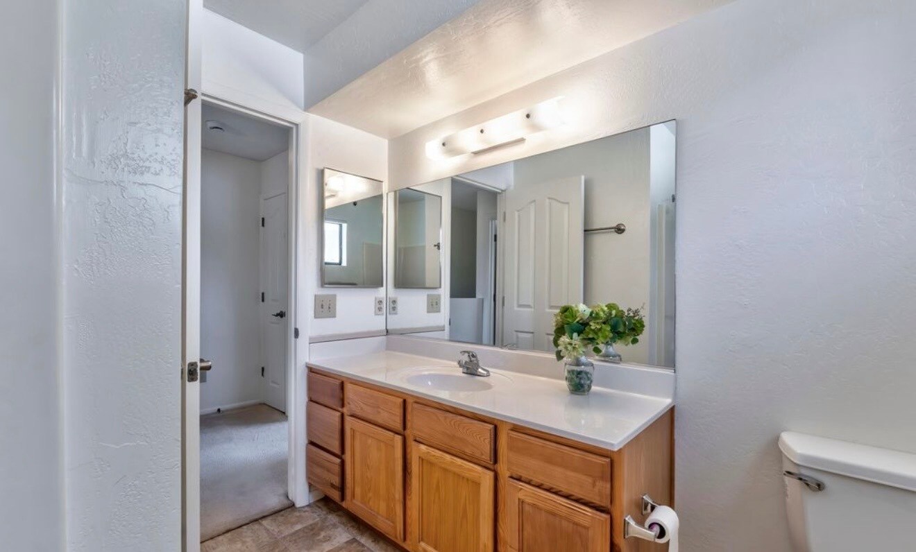 Building Photo - 1246 N Barzona Ave