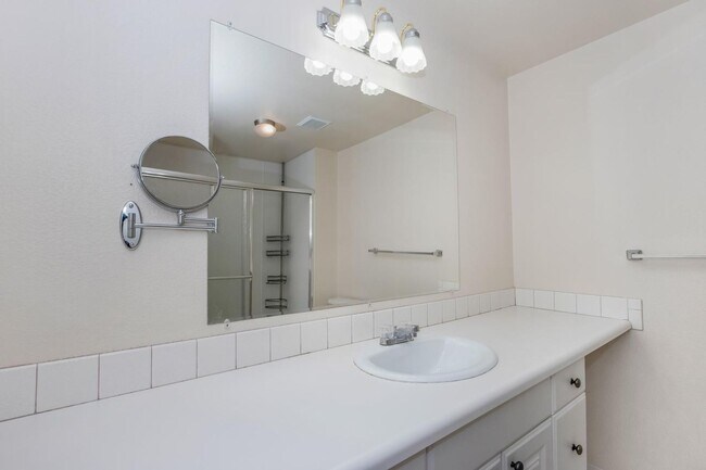 Building Photo - Spacious Patio Home 3 Bed 3 Bath