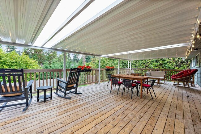 Building Photo - Spacious 4 Bed Lakewood Home w/ 2 Kitchens...