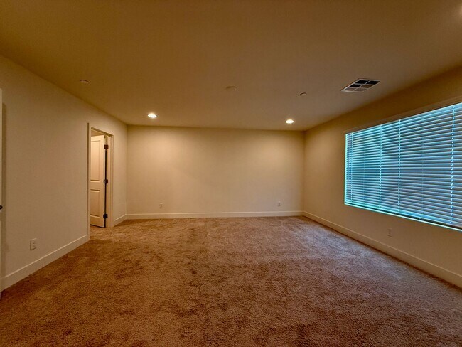 Building Photo - 3 BED 2.5 BATH 2 CAR GARAGE TOWNHOUSE w/ PRIVATE BACKYARD in GATED COMMUNITY.