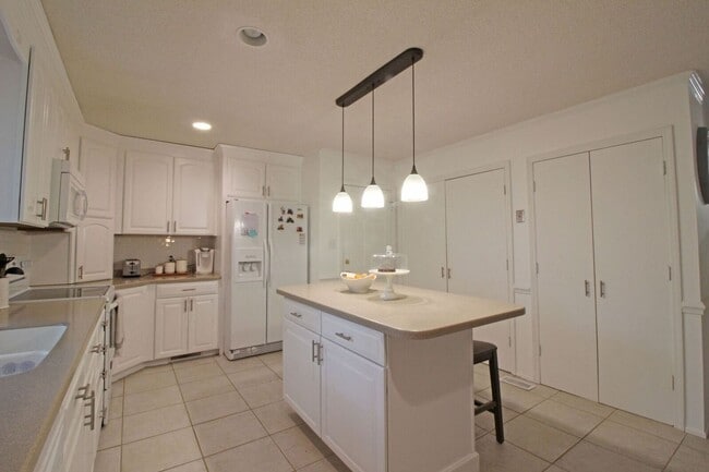 Building Photo - 303 Dobbs Dr SE