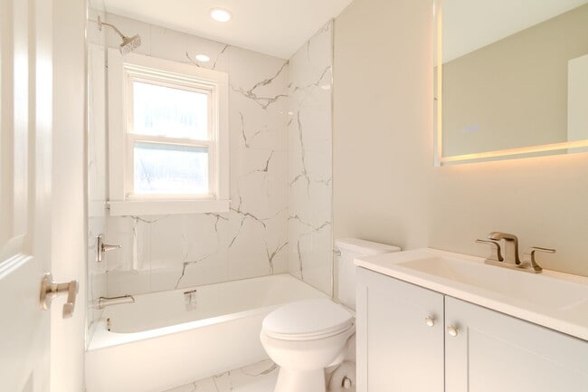 Building Photo - Modern 3-Bedroom Bungalow in Ferndale – Fu...