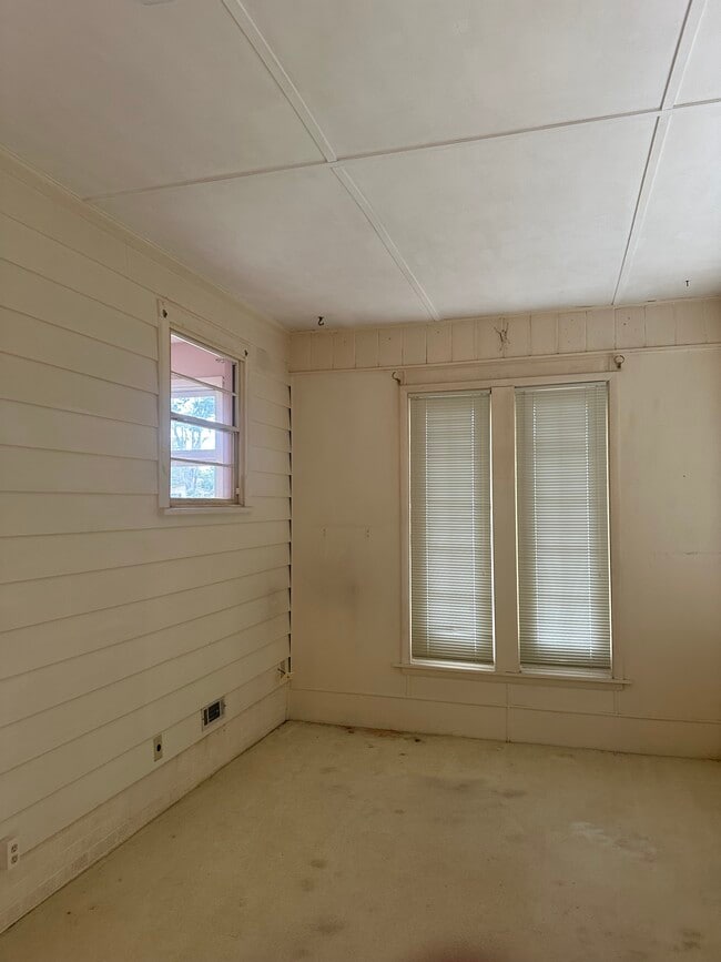 Building Photo - 303 Kansas Ave