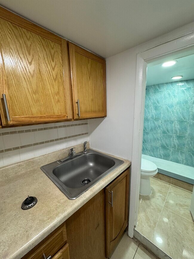 Building Photo - 204 Zabriskie St