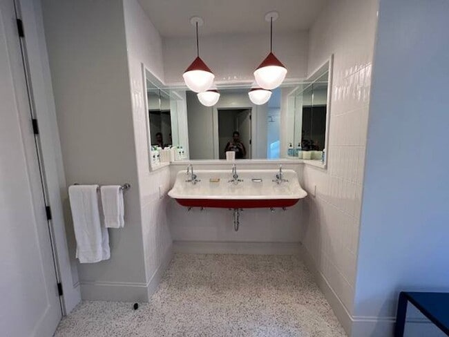 Building Photo - 9 Willow Pond Rd