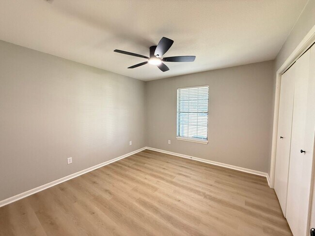 Building Photo - Available-Remodeled 3/2 with 4-Car Garage!