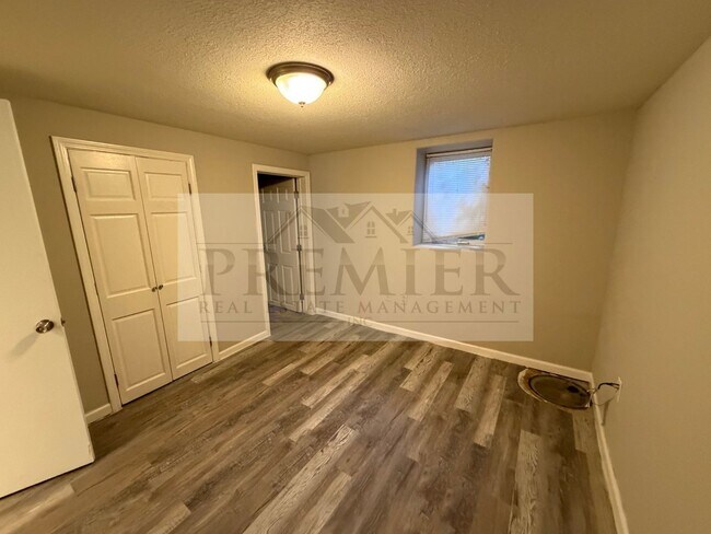 Building Photo - 504 N Westwood Dr