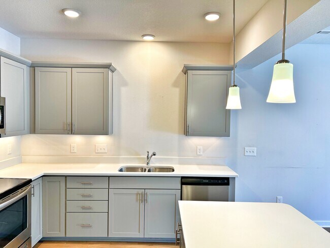 Building Photo - 327 NE Otter Dr