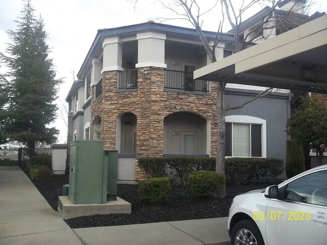 Building Photo - Roseville condo Villages of the Galleria