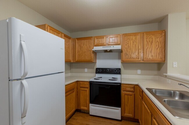 Building Photo - Charming 3BR/2.5BA Home with Spacious Back...