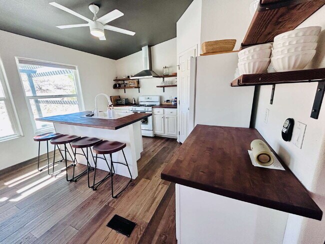 Building Photo - Updated 3 bd, 2 ba on 1.98 Acres with Hot Tub!