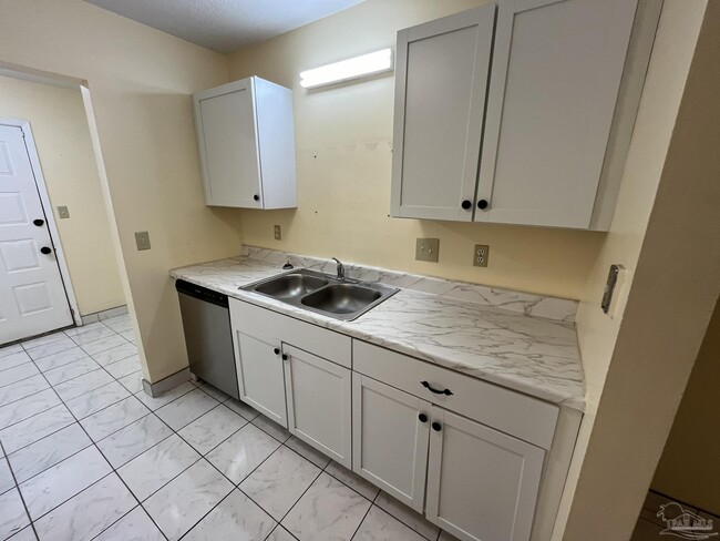 Building Photo - 3220 Redwood Ln