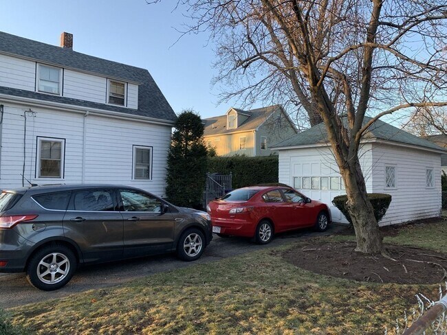 Building Photo - SINGLE FAMILY HOME IN BEAUTIFUL QUIET QUAI...