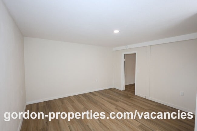 Building Photo - Saint Helens OR - newly renovated 1 bedroom apartment