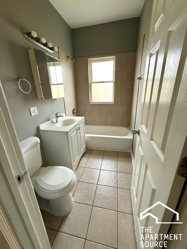 Building Photo - 4058 W Congress Pkwy