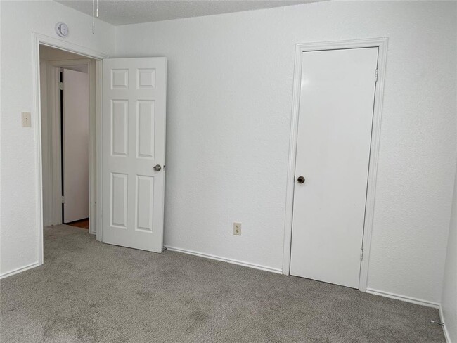 Building Photo - 4001 Alexandria Dr