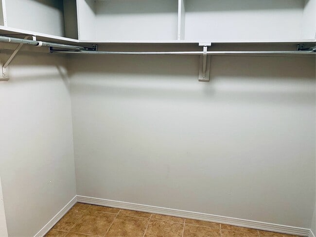 Building Photo - 200 Autumn Dr