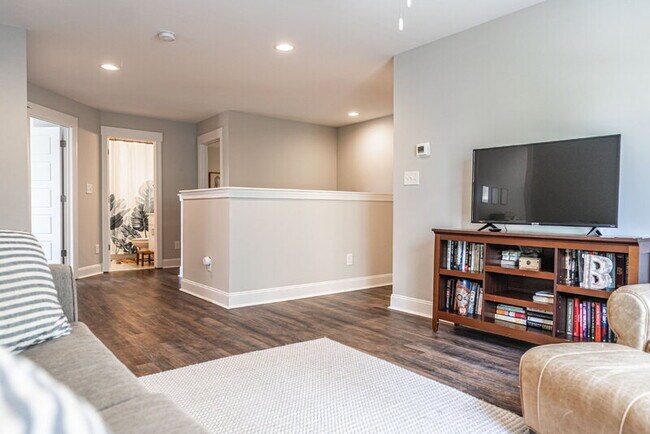 Building Photo - 156 Lakeview Dr