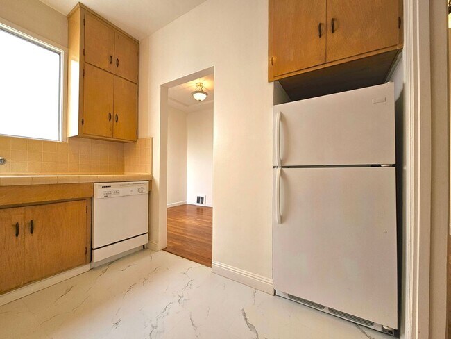 Building Photo - Marina: Bright Top Floor 1 Bed 1 Bath with...