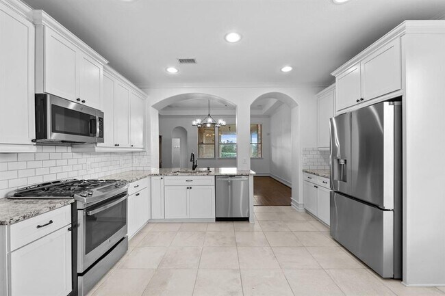 Building Photo - 16746 Highland Country Dr