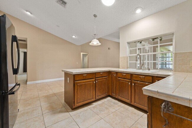 Building Photo - 1465 SE Westmoreland Blvd